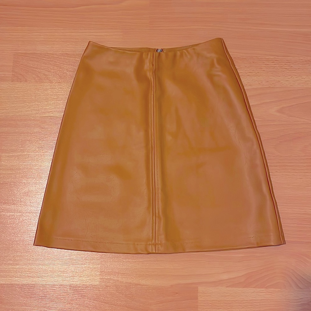 Faux leather skirt with zipper in the back